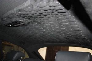 Перетяжка потолка Алькантарой Ауди RS6 соты