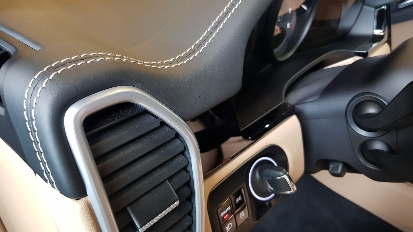Перетяжка торпедо Porsche Cayenne 2019 кожей