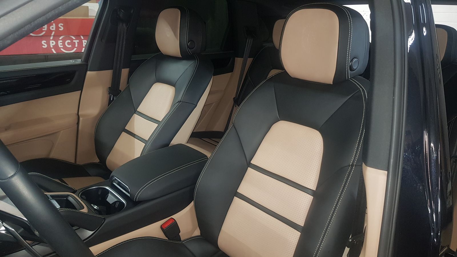 Перетяжка кожей Ауди RS6