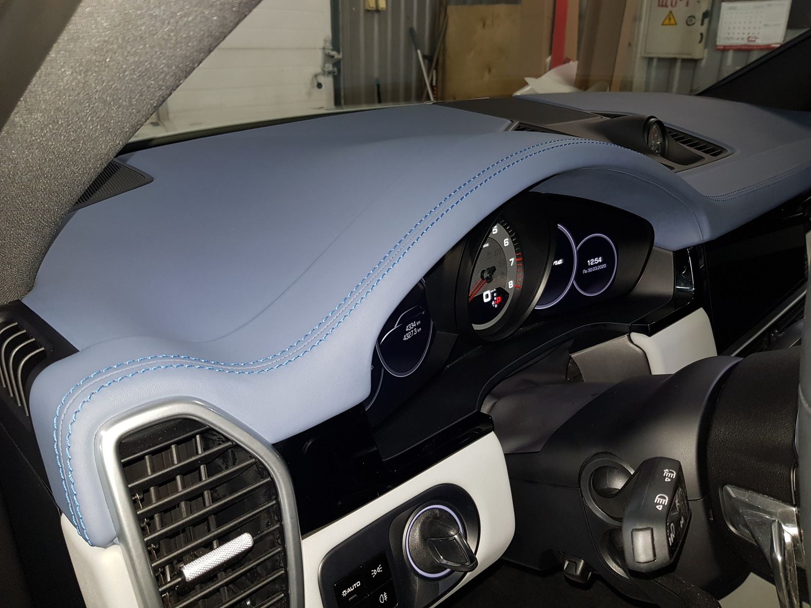 Перетяжка торпедо Porsche Cayenne 2019 натуральной кожей