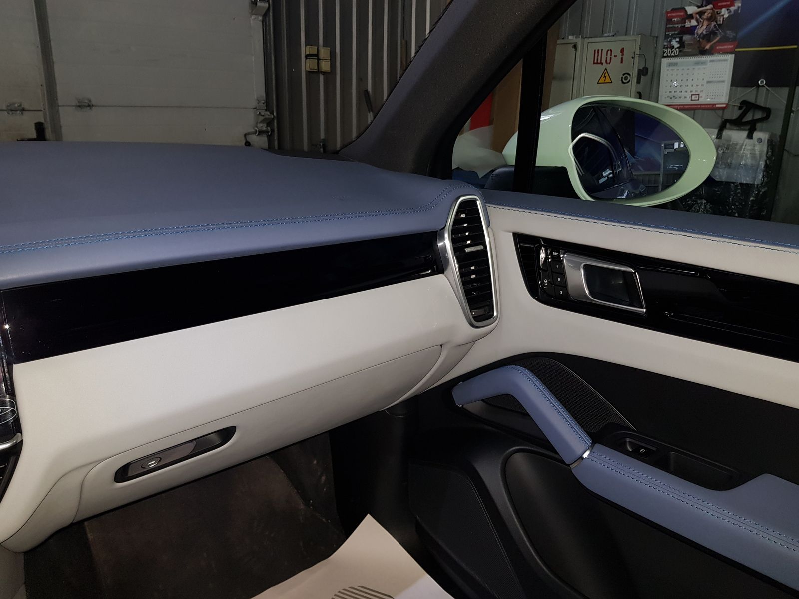 Перетяжка торпедо Porsche Cayenne 2019 натуральной кожей